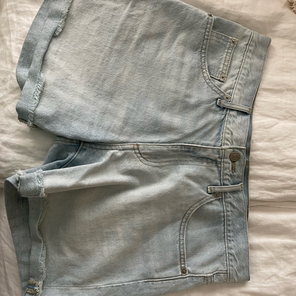 GAP size 28 sexy boyfriend shorts !!!!